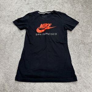 Nike Slim Fit Graphic T-Shirt Womens Medium Black Short Sleeve Crew Cotton Tee